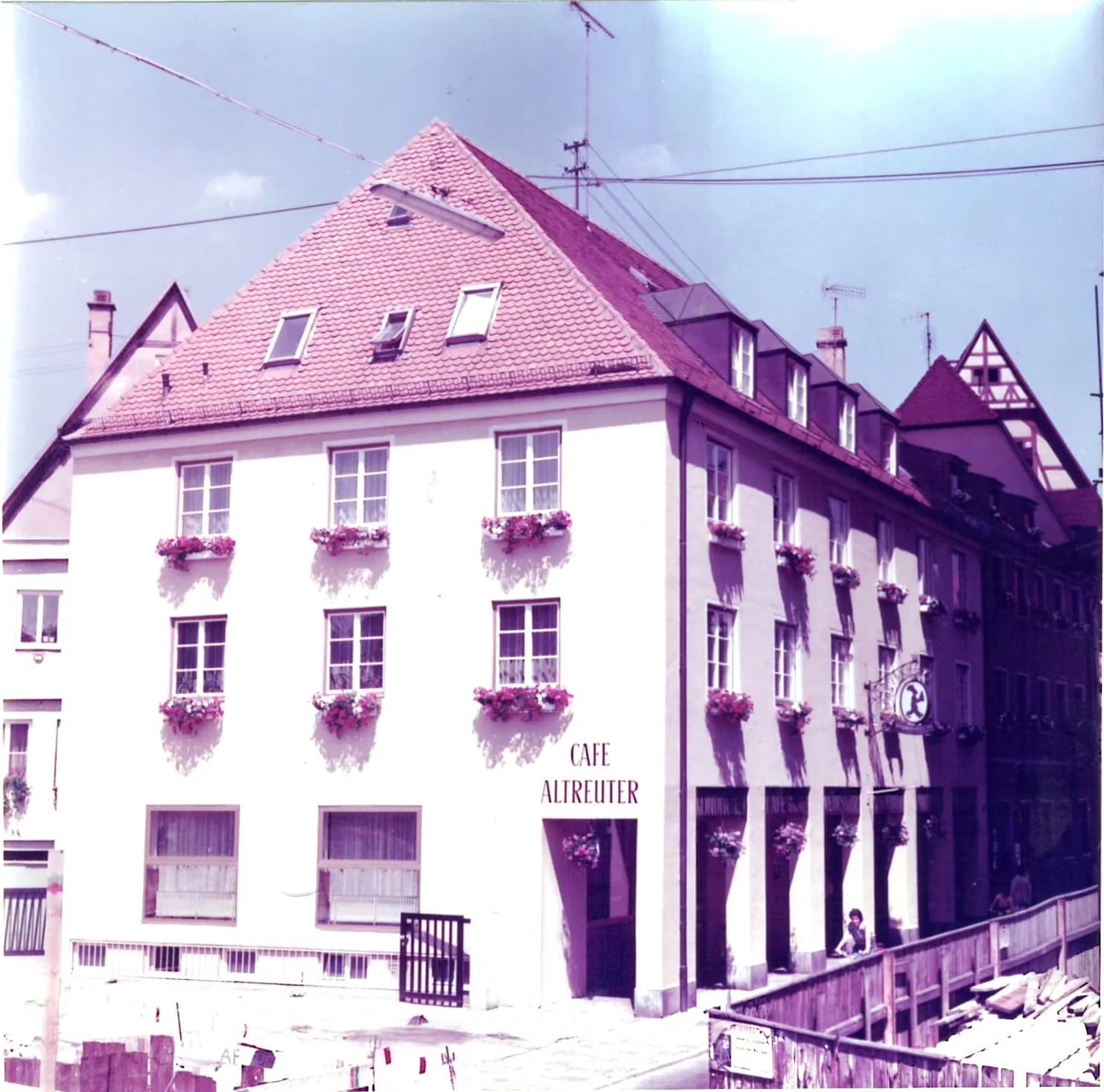 Die Eckfassade mit Blumenkästen