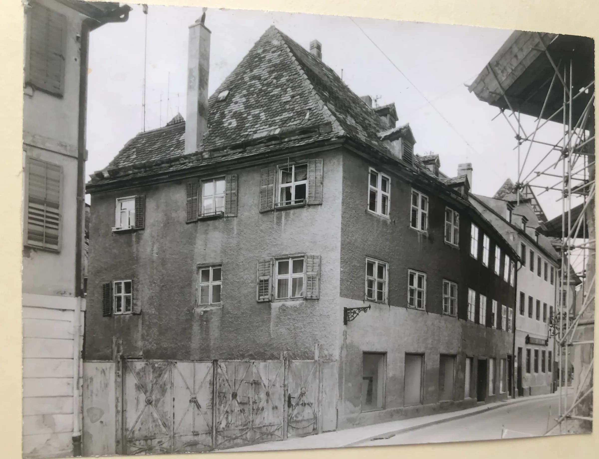 Das alte Eckhaus vor dem Neubau, eingerüstet