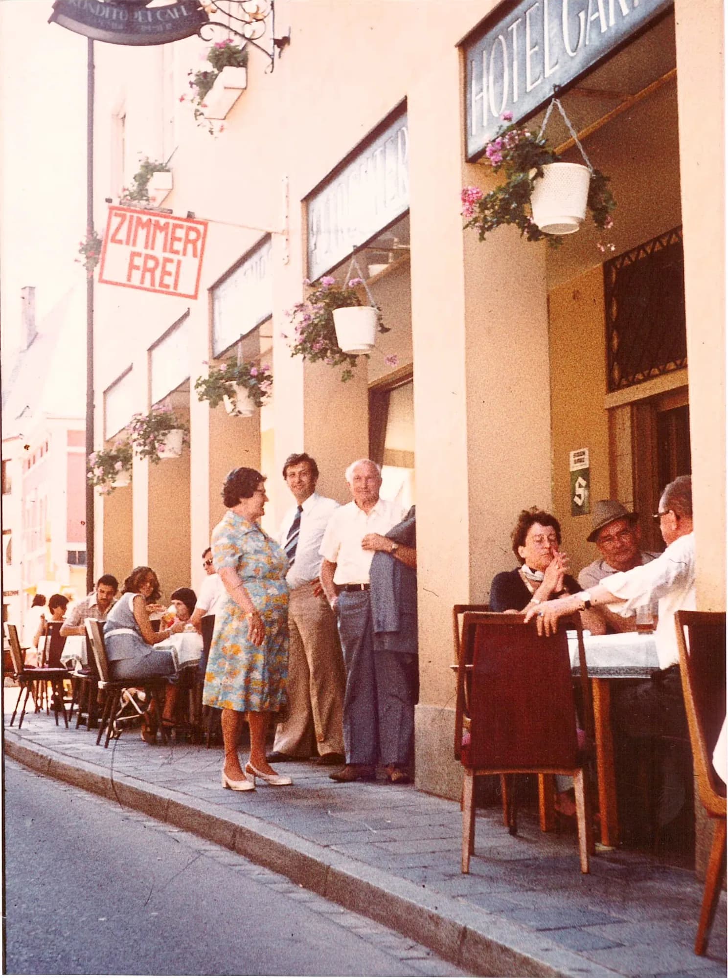 Gäste vor dem neuen Café am Marktplatz