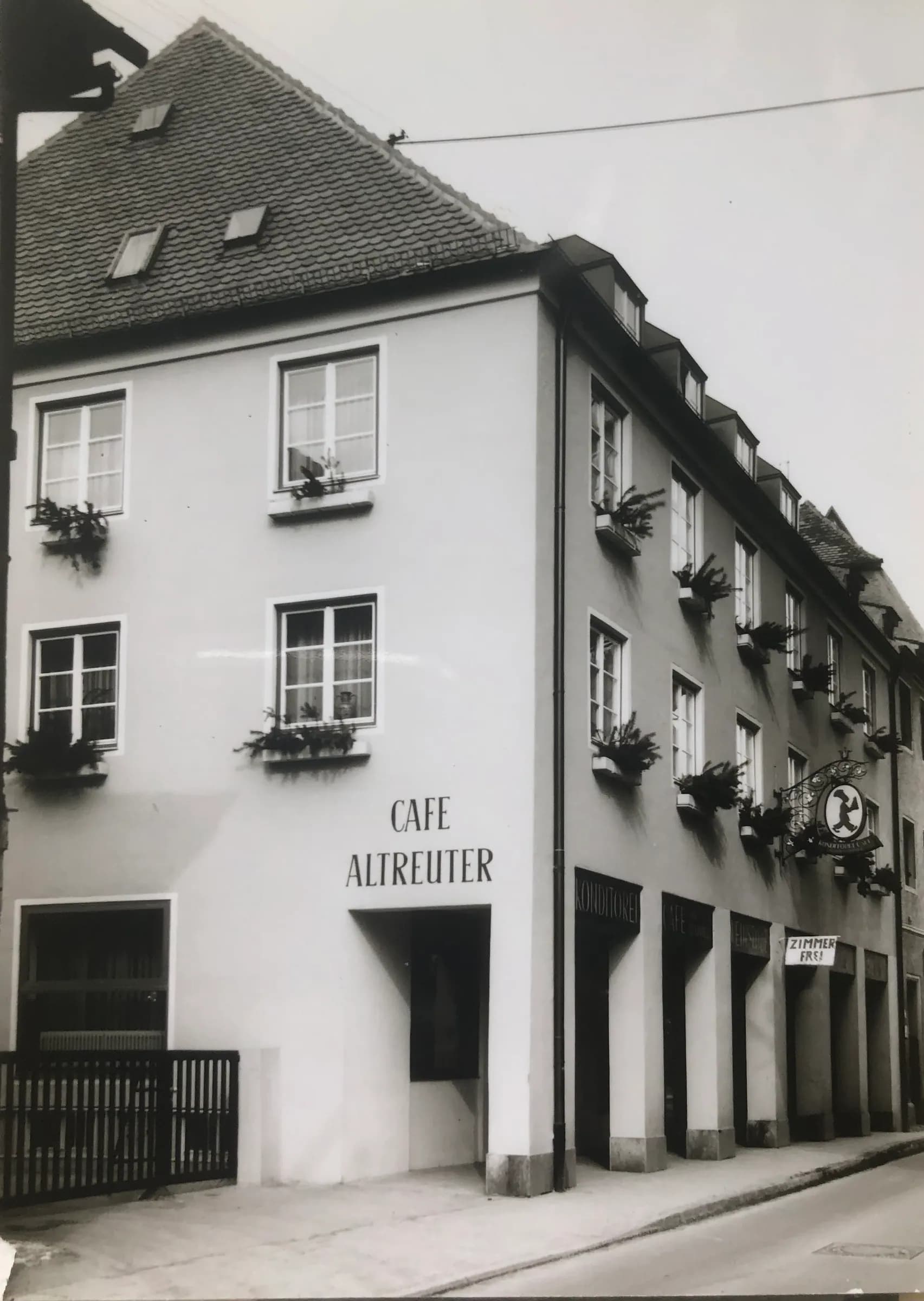 Der Neubau mit dem Schriftzug Café Altreuter
