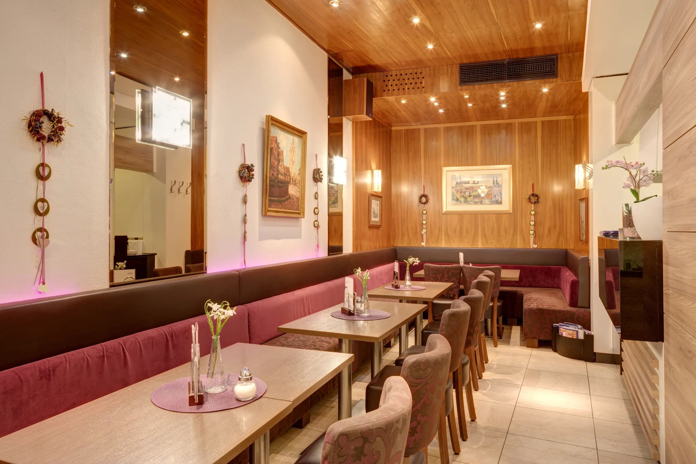 Café-Salon mit Bänken in Altreuter-Bordeaux