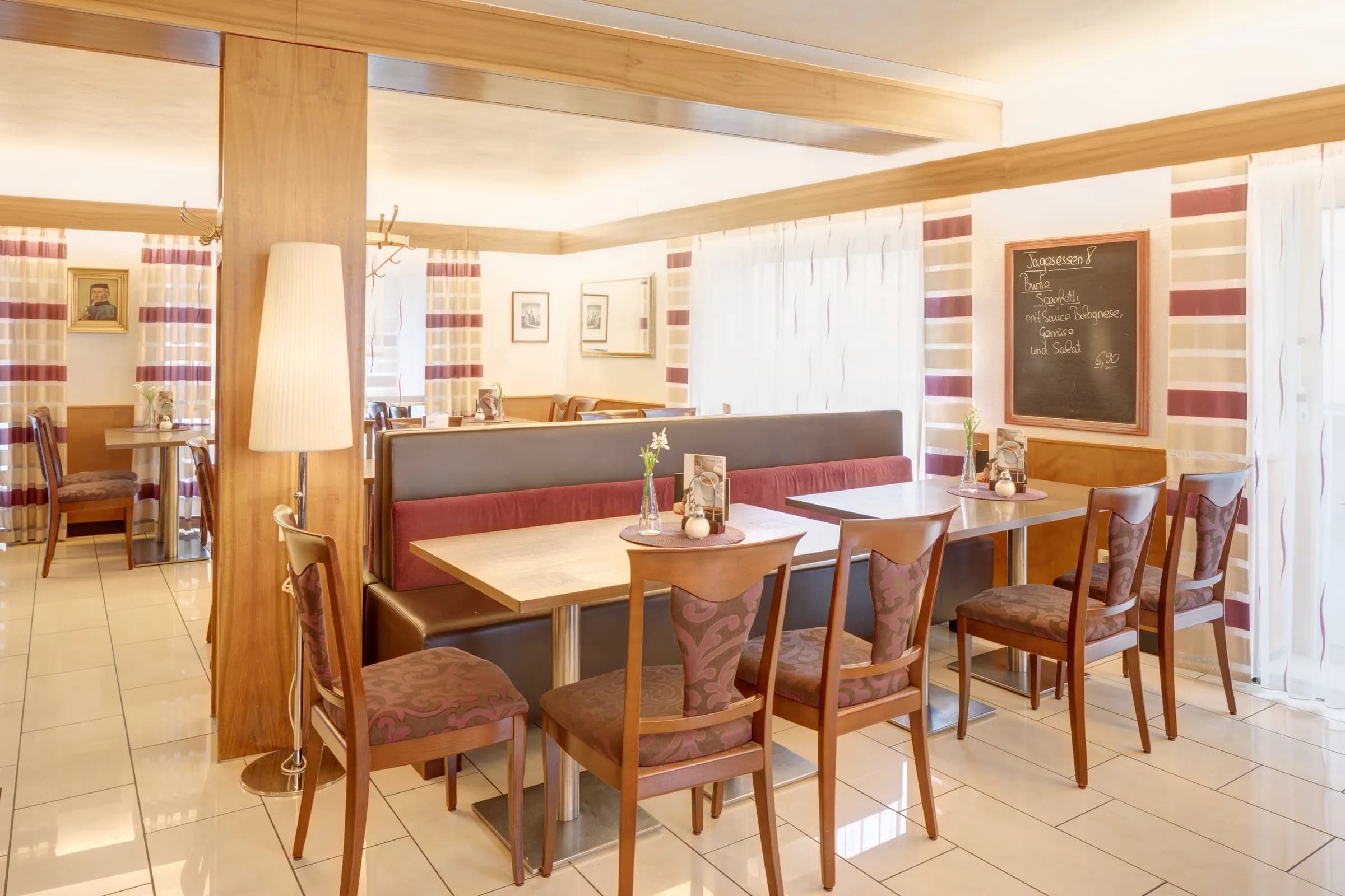 Caféraum mit Sitzbänken und Tafel