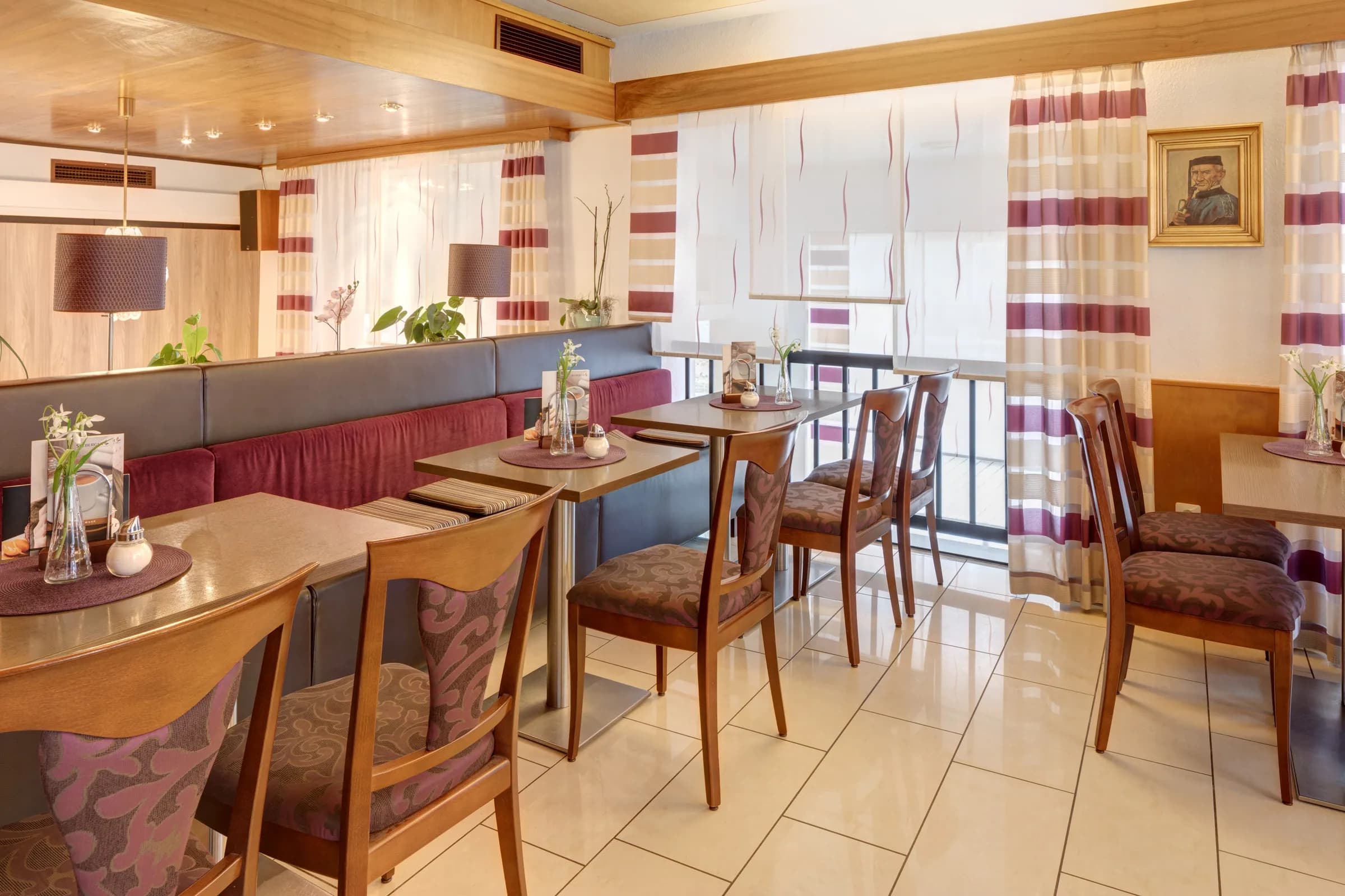 Heller Caféraum mit Holzstühlen