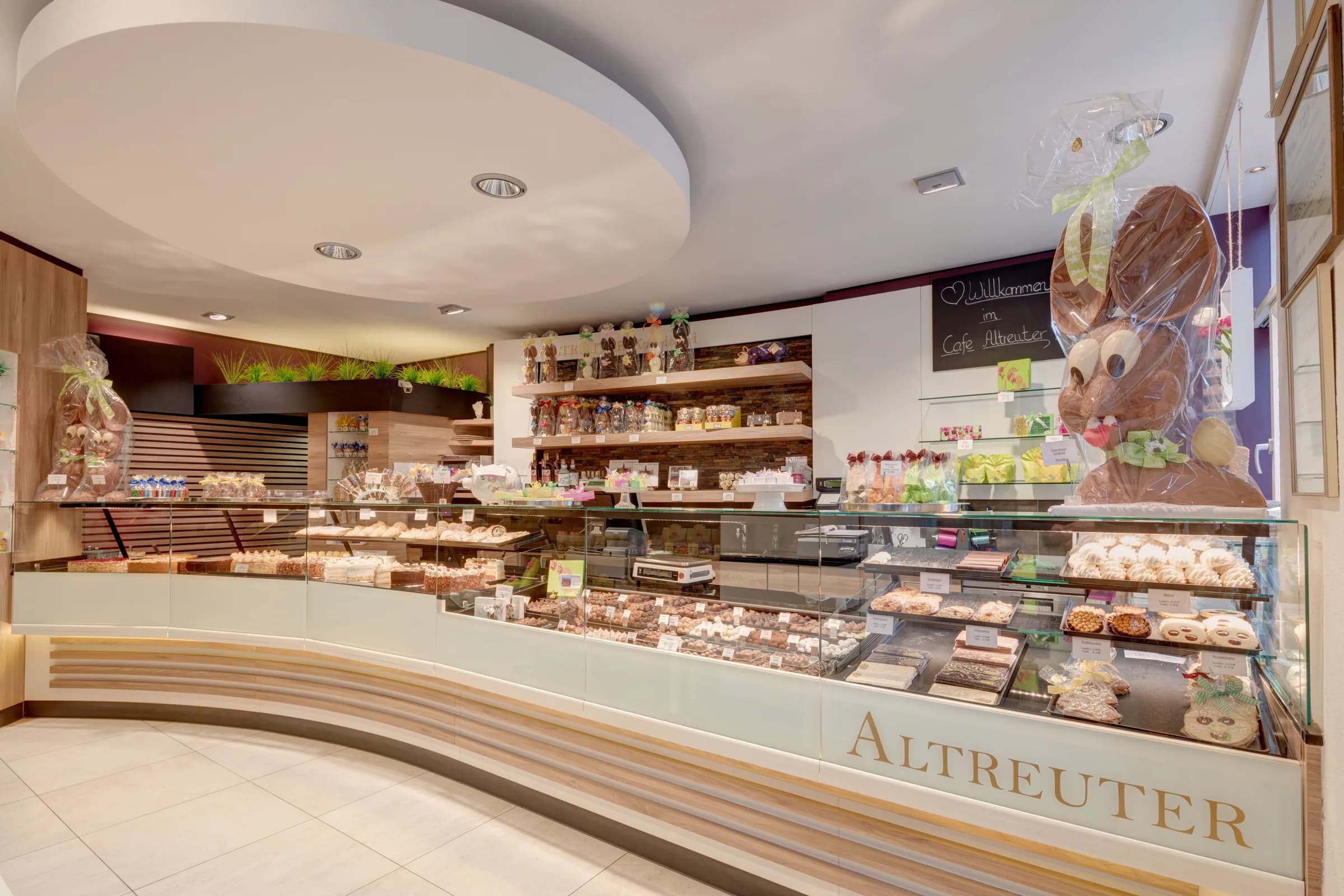 Kuchentheke mit dem Altreuter-Schriftzug