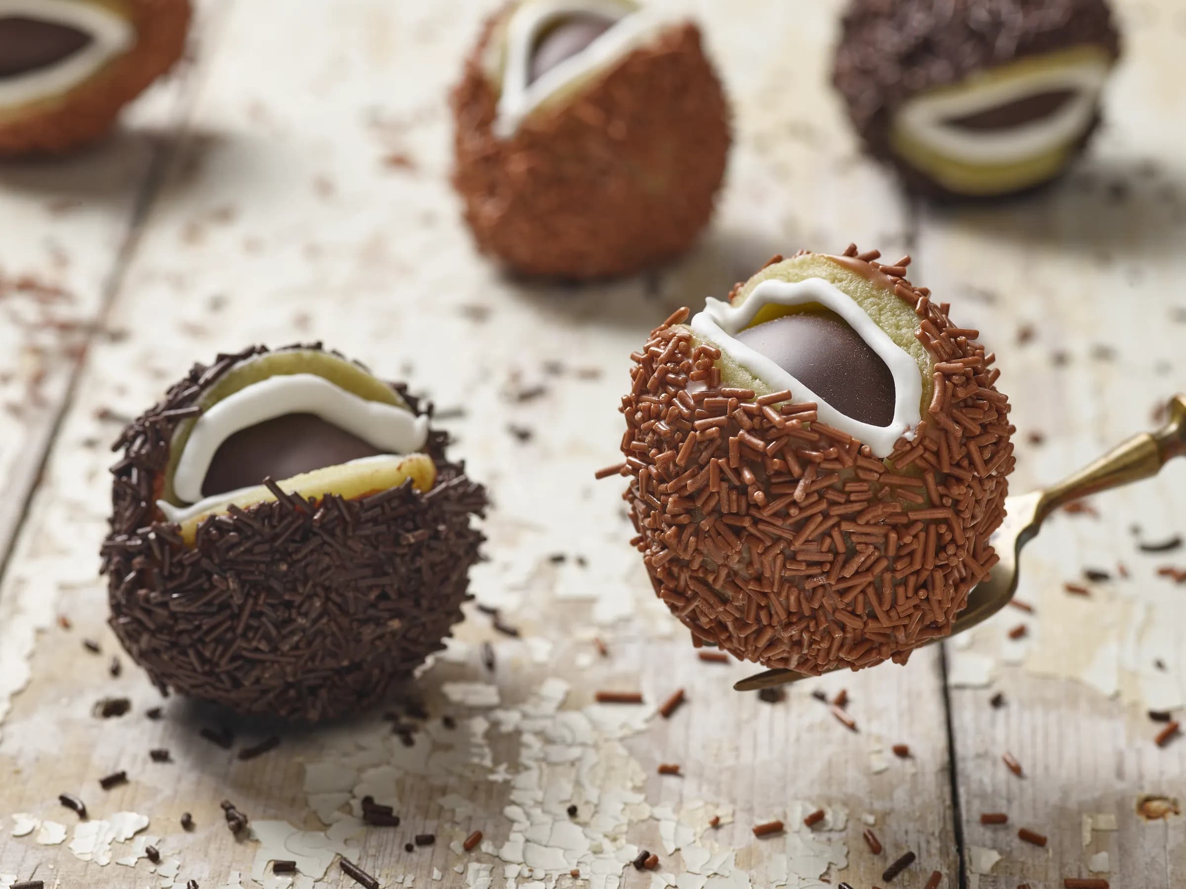 Kastanien aus Pistazienmarzipan mit Nougatkern, eine auf der Gabel
