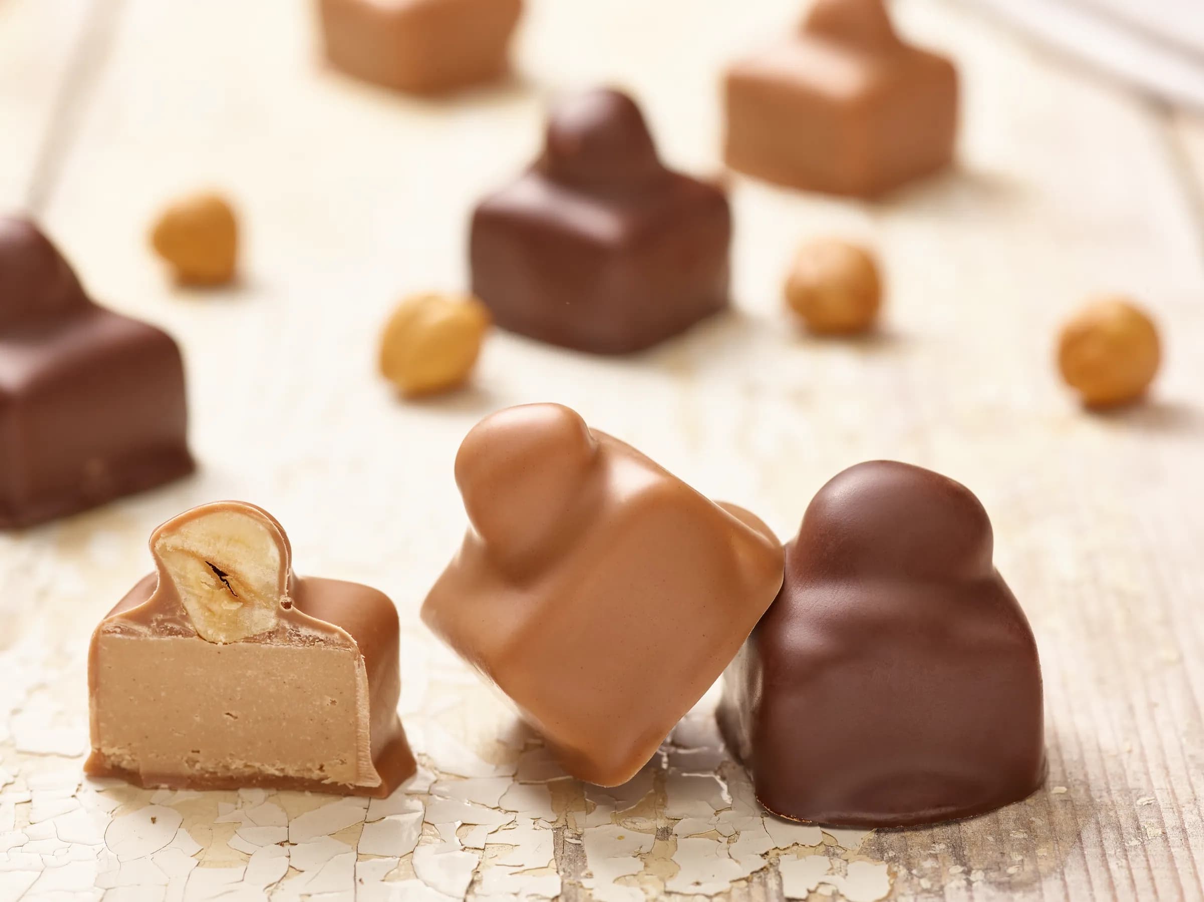 Haselnussnougat-Pralinen, eine angeschnitten
