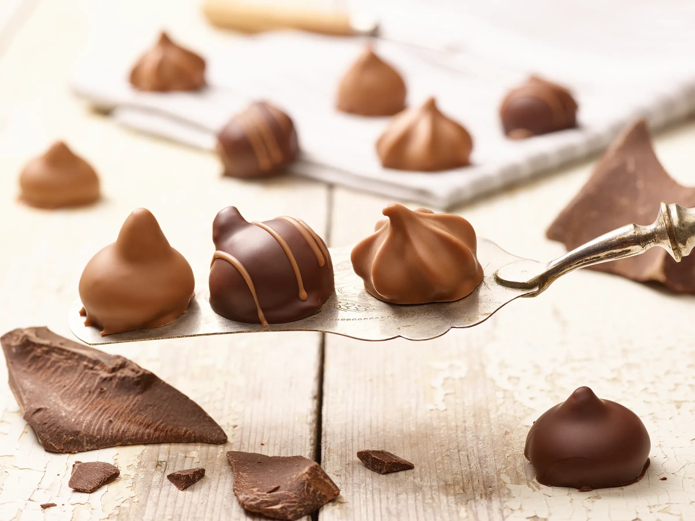 Marzipan-Cointreau-Pralinen, rechts Butter-Cointreau