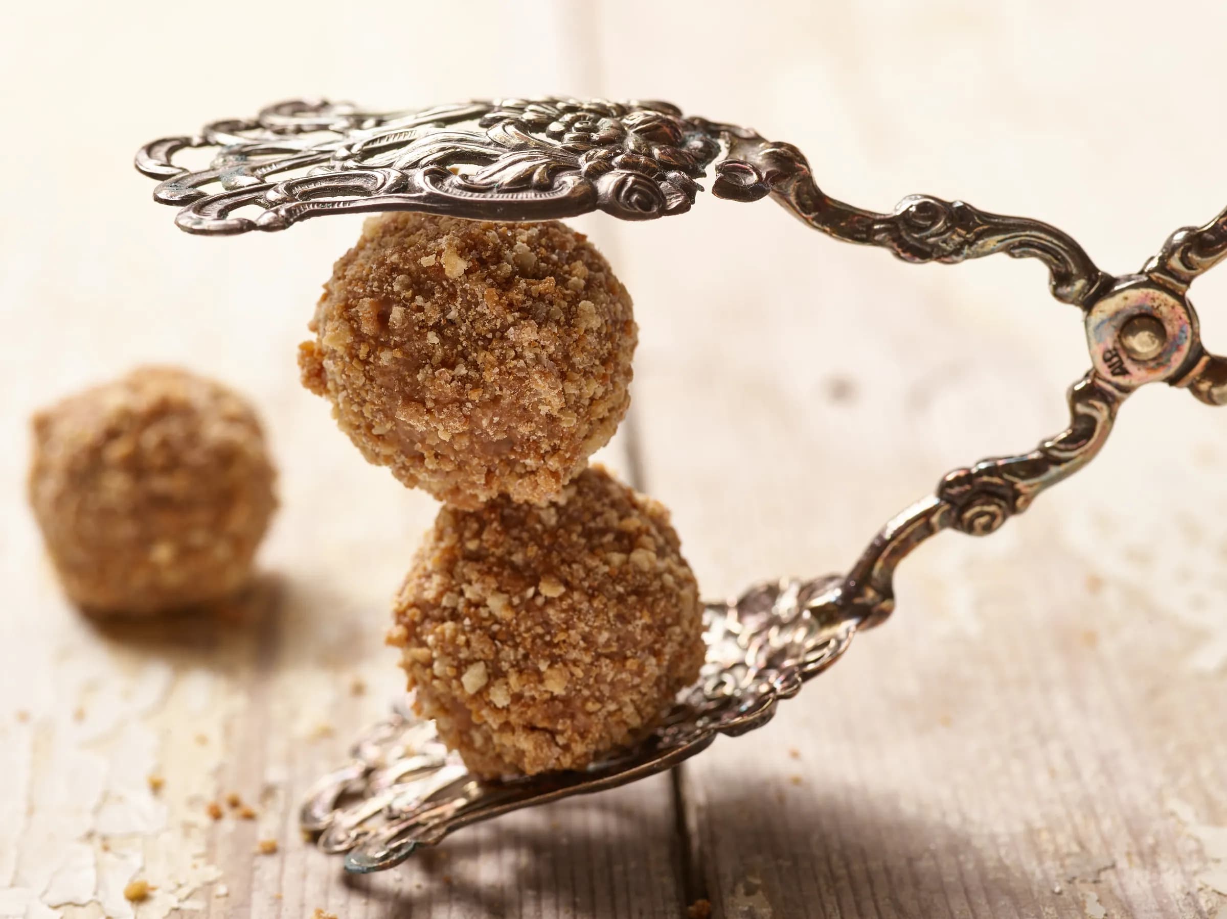 Amarettotrüffel in der Pralinenzange