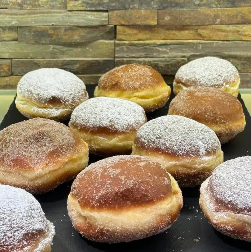 Krapfen mit Puderzucker und Zimtzucker