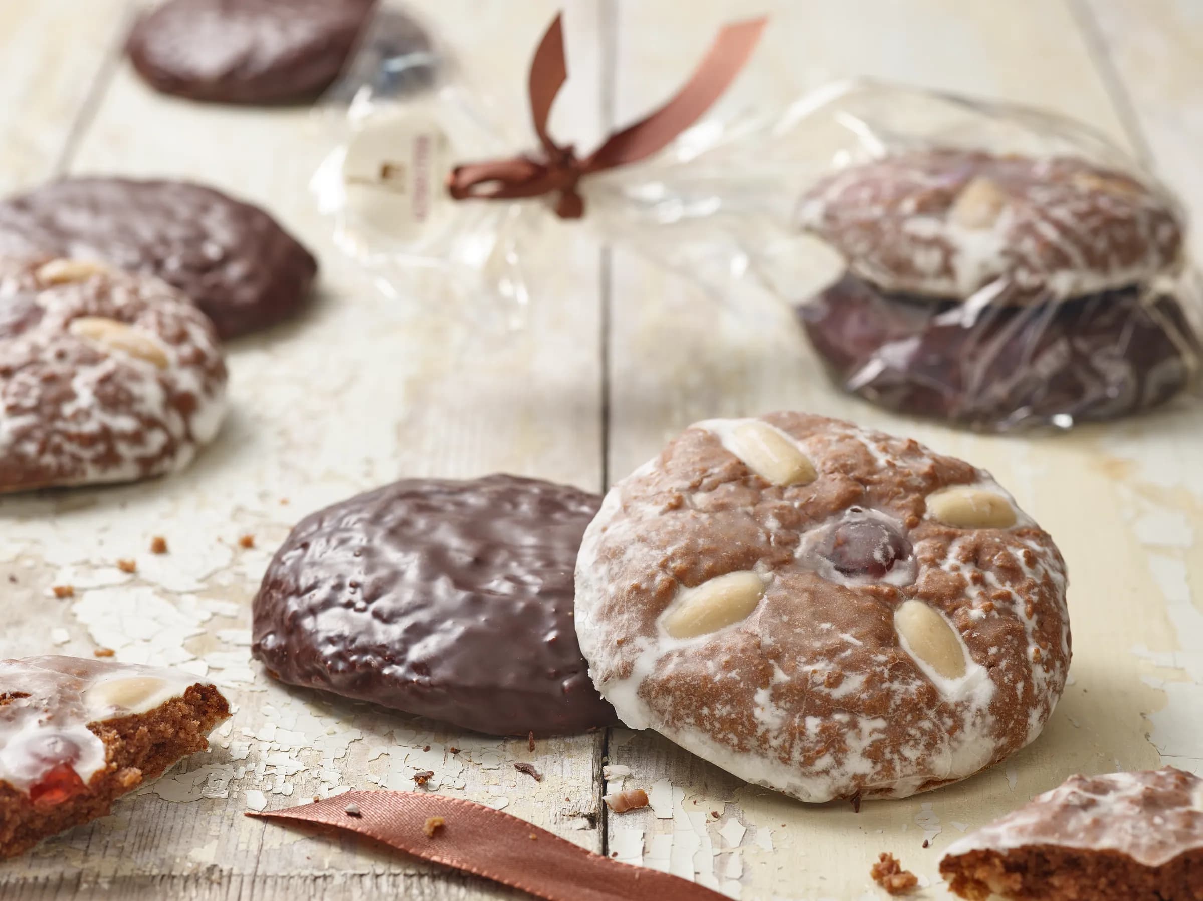 Hausgemachte Lebkuchen mit dunkler Kuvertüre oder Fondant überzogen