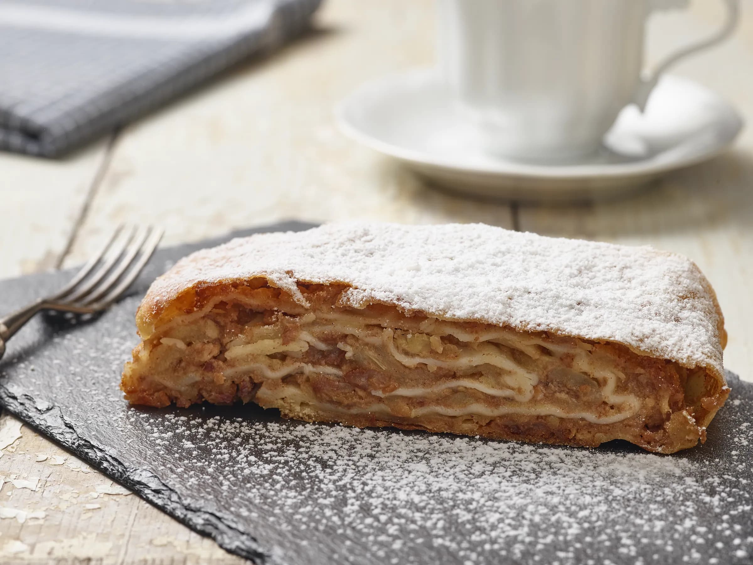 Wiener Apfelstrudel mit Puderzucker