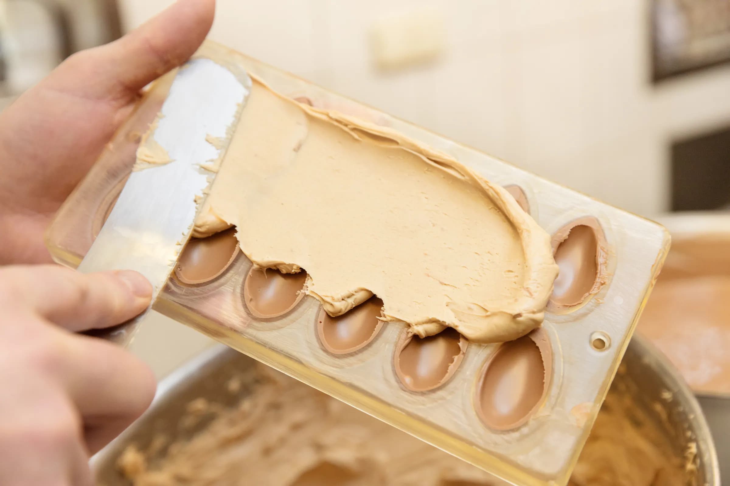 Pralinenmandeln werden mit Nougat gefüllt