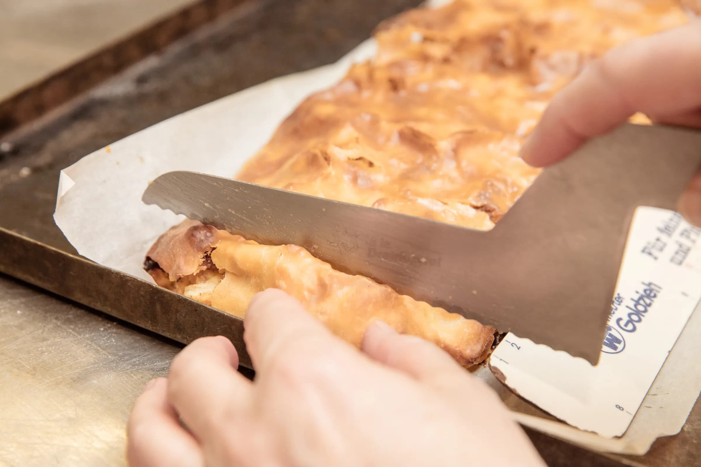 Apfelstrudel wird eingeteilt