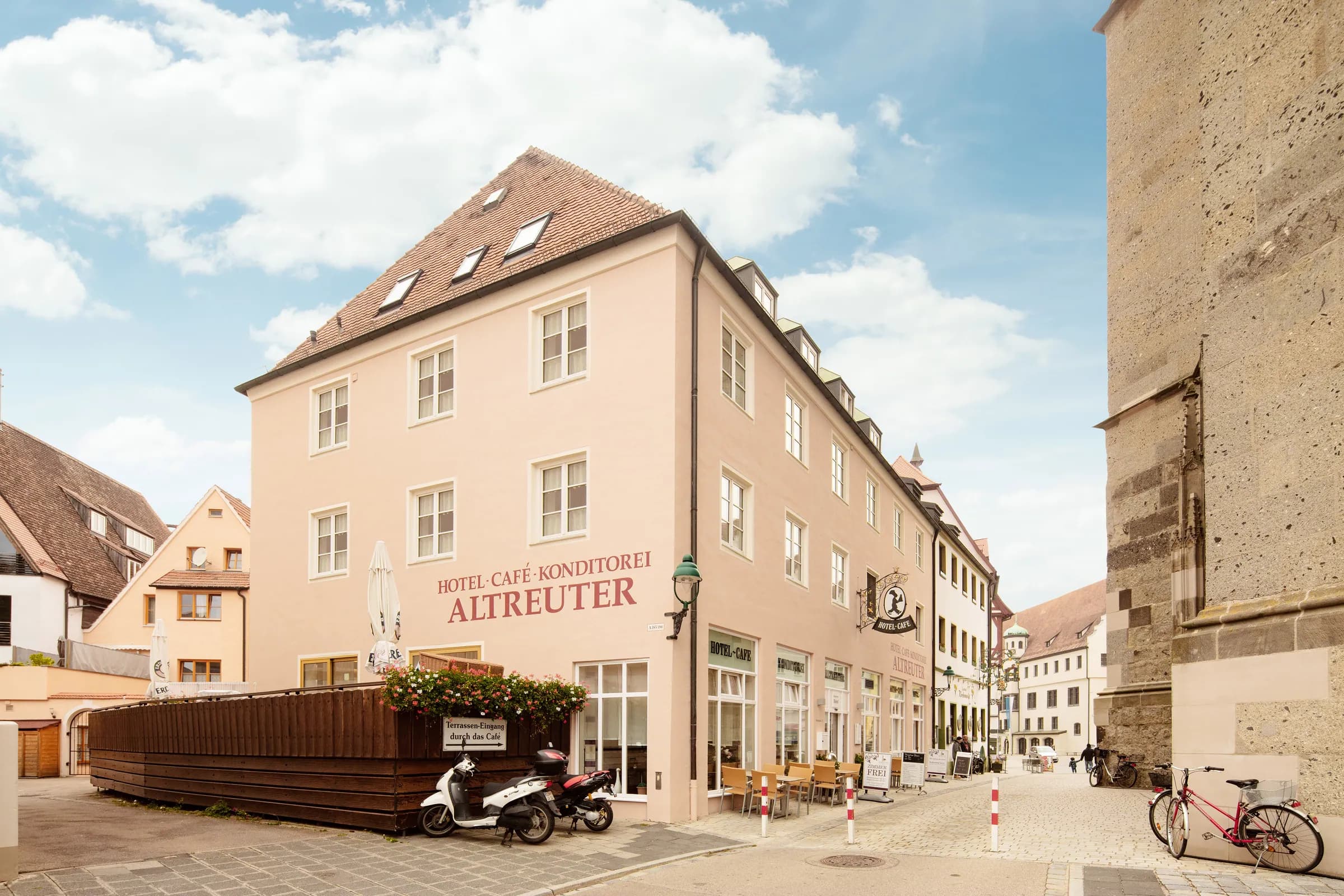 Café-Hotel Altreuter am Marktplatz 11, rechts der Daniel
