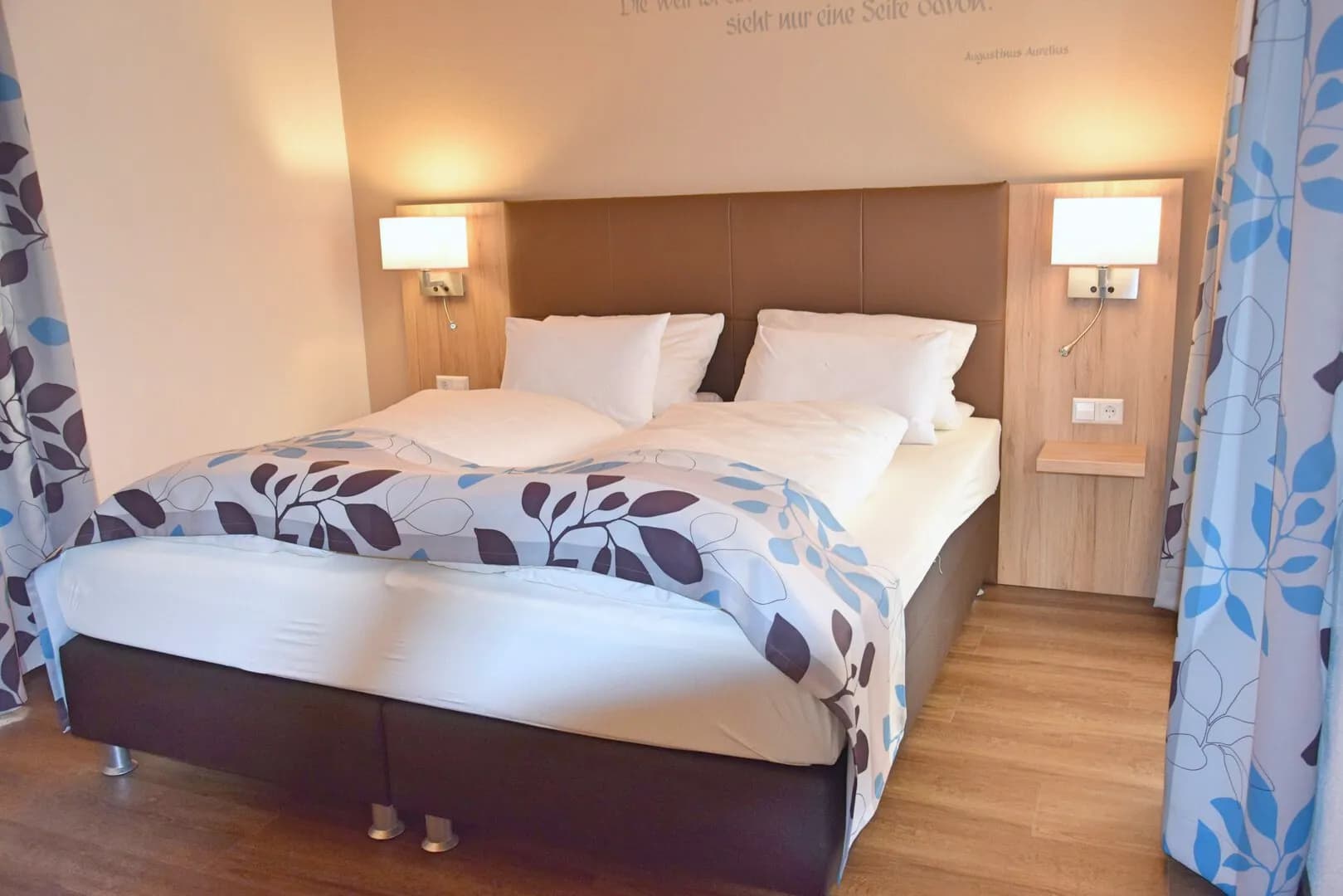 Doppelzimmer mit Doppelbett und Leselampen