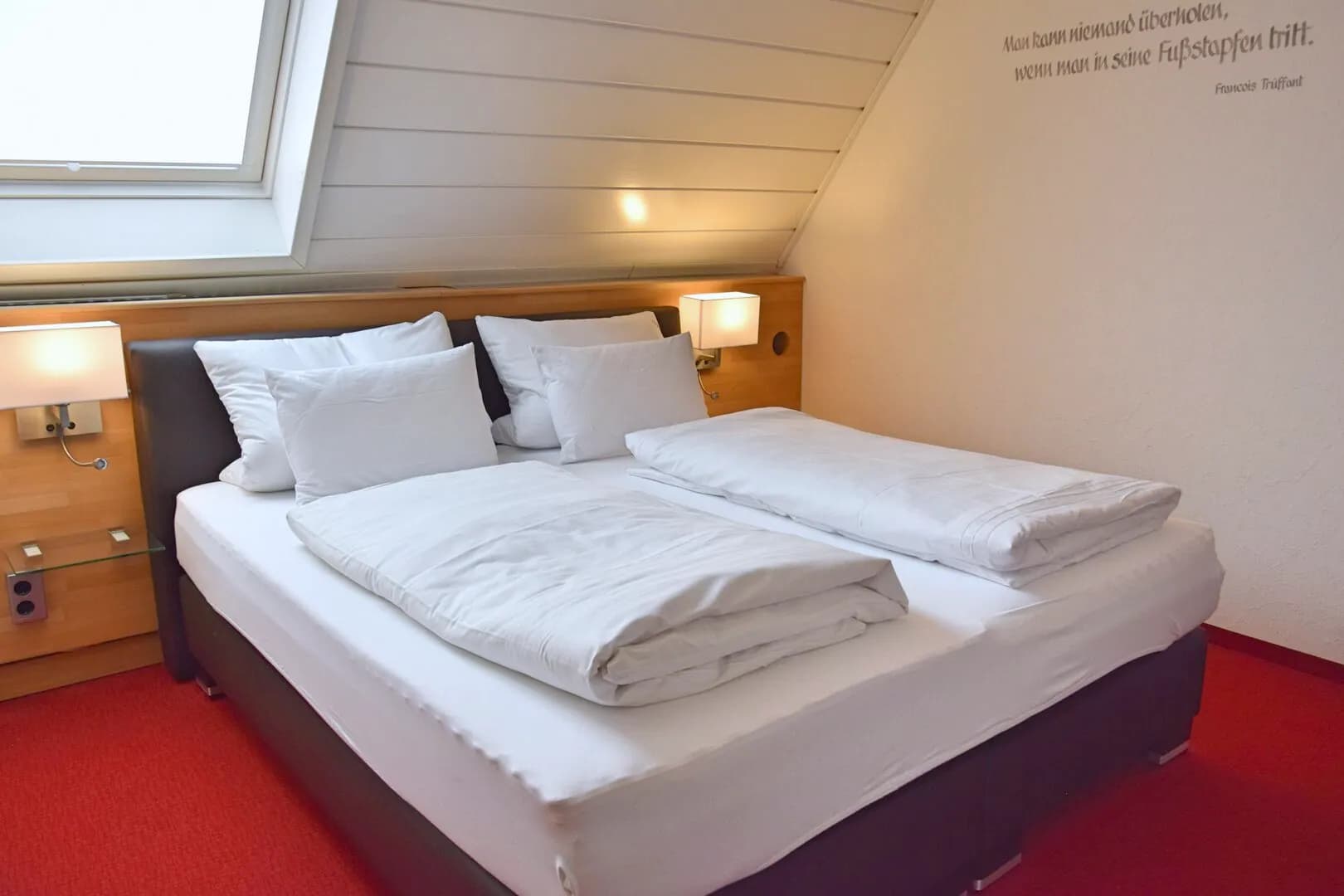 Familien-Vierbettzimmer: Doppelbett unter der Dachschräge