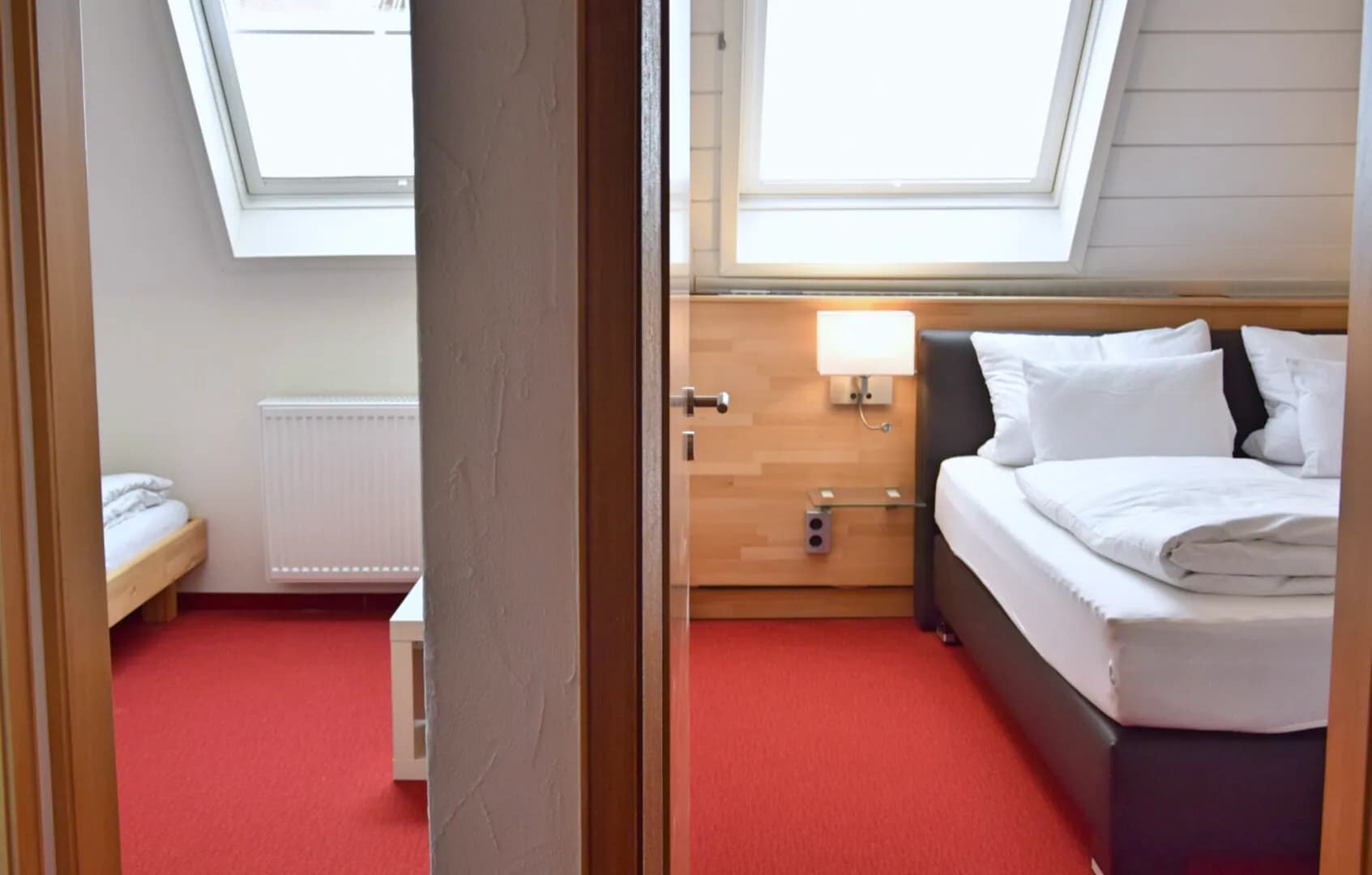 Familien-Vierbettzimmer: Blick durch die Tür in den zweiten Raum