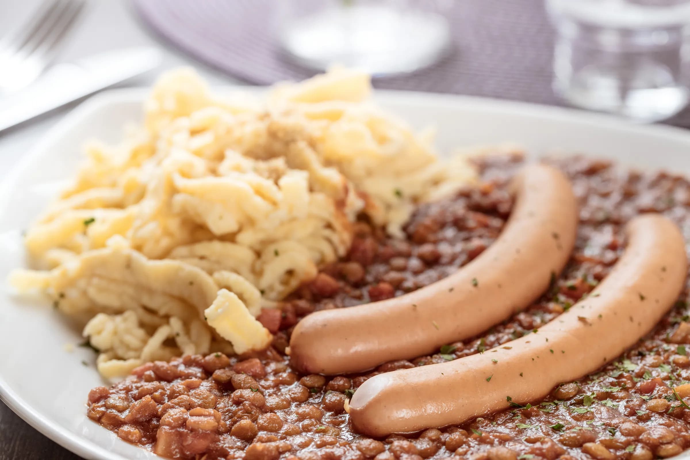 Linsen mit Spätzle und Saitenwürstle (Wiener)