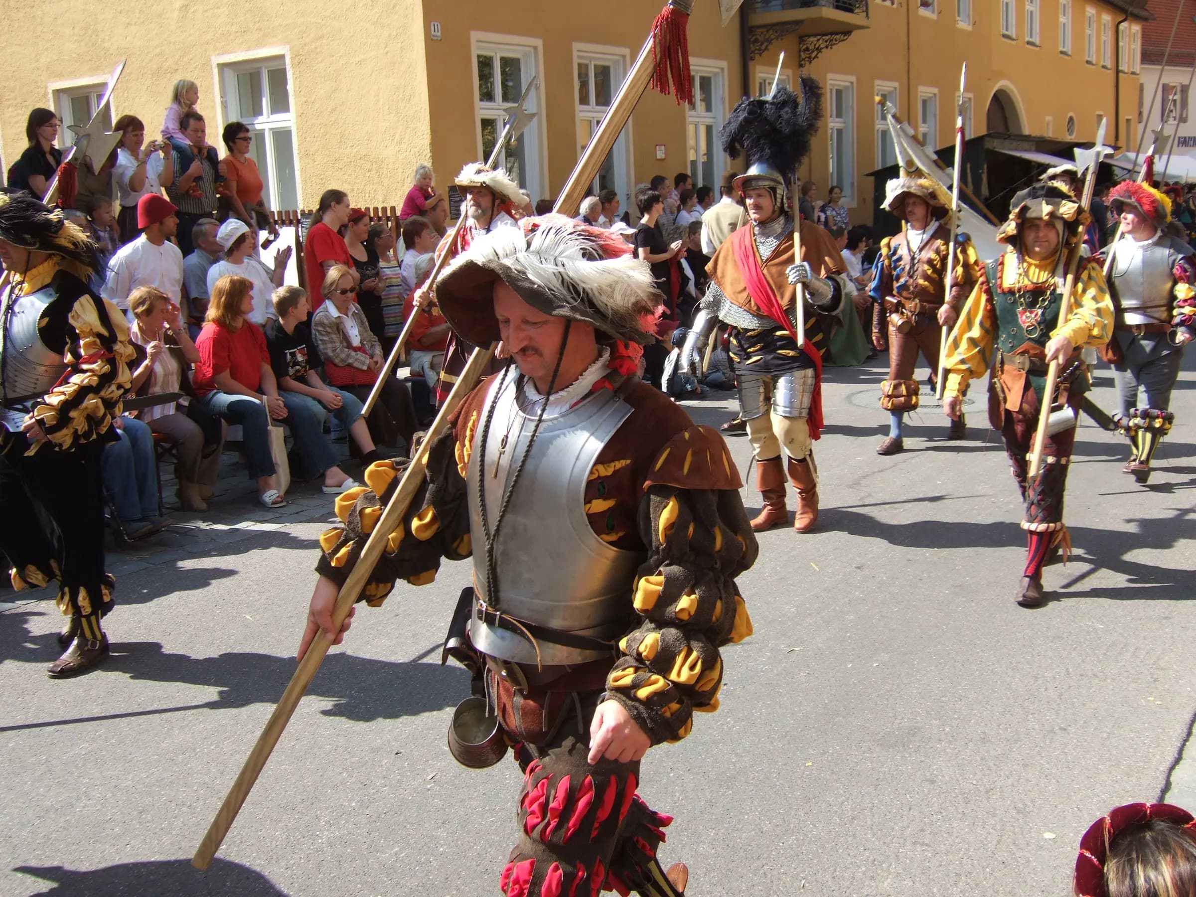 Großer historischer Festumzug beim Stadtmauerfest Nördlingen 2007: Landsknechte vor den Zuschauern
