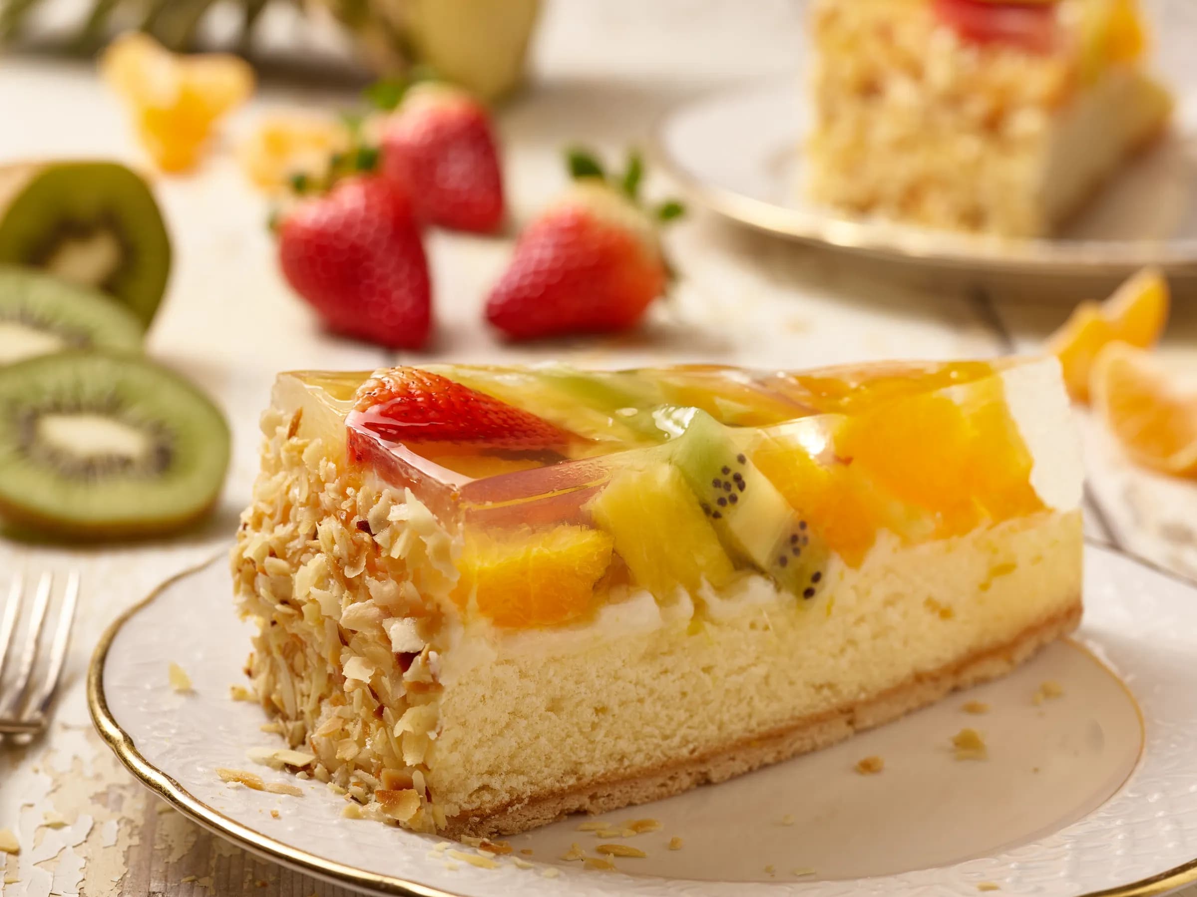 Ein Stück gemischter Obstkuchen